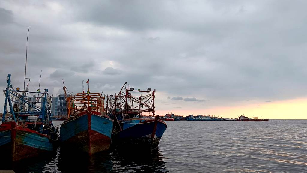 Kapal nelayan pencari cumi sandar di pelabuhan Muara Baru, Jakarta-Utara, Kamis, 10 April 2025, setelah dua minggu berlayar mencari cumi. Pelayaran mencari cumi dilakukan pada malam hari. | Foto: Media Asuransi/Arief Wahyudi
