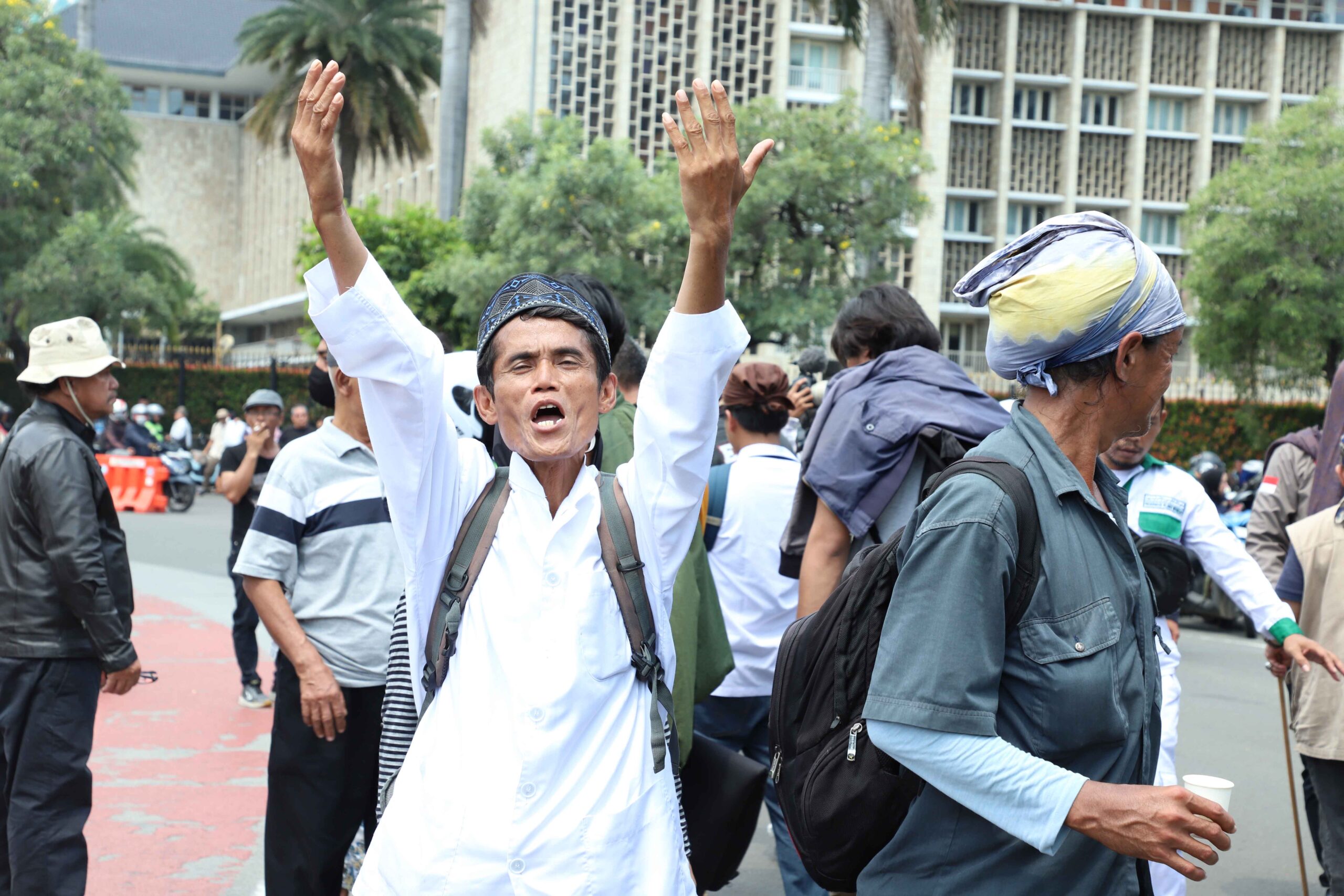 Sekelompok massa melakukan aksi demo menolak hasil Pemilu Presiden 2024, di dekat patung kuda, Jakarta Pusat, Senin, 22 April 2024. | Foto: Media Asuransi/Arief Wahyudi