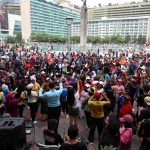 Polisi duta wisata Jakarta, menyajikan hiburan kepada warga DKI yang sedang menikmati suasana car free day, Minggu pagi, 26 Mei 2024, di Bundaran Hotel Indonesia (HI).