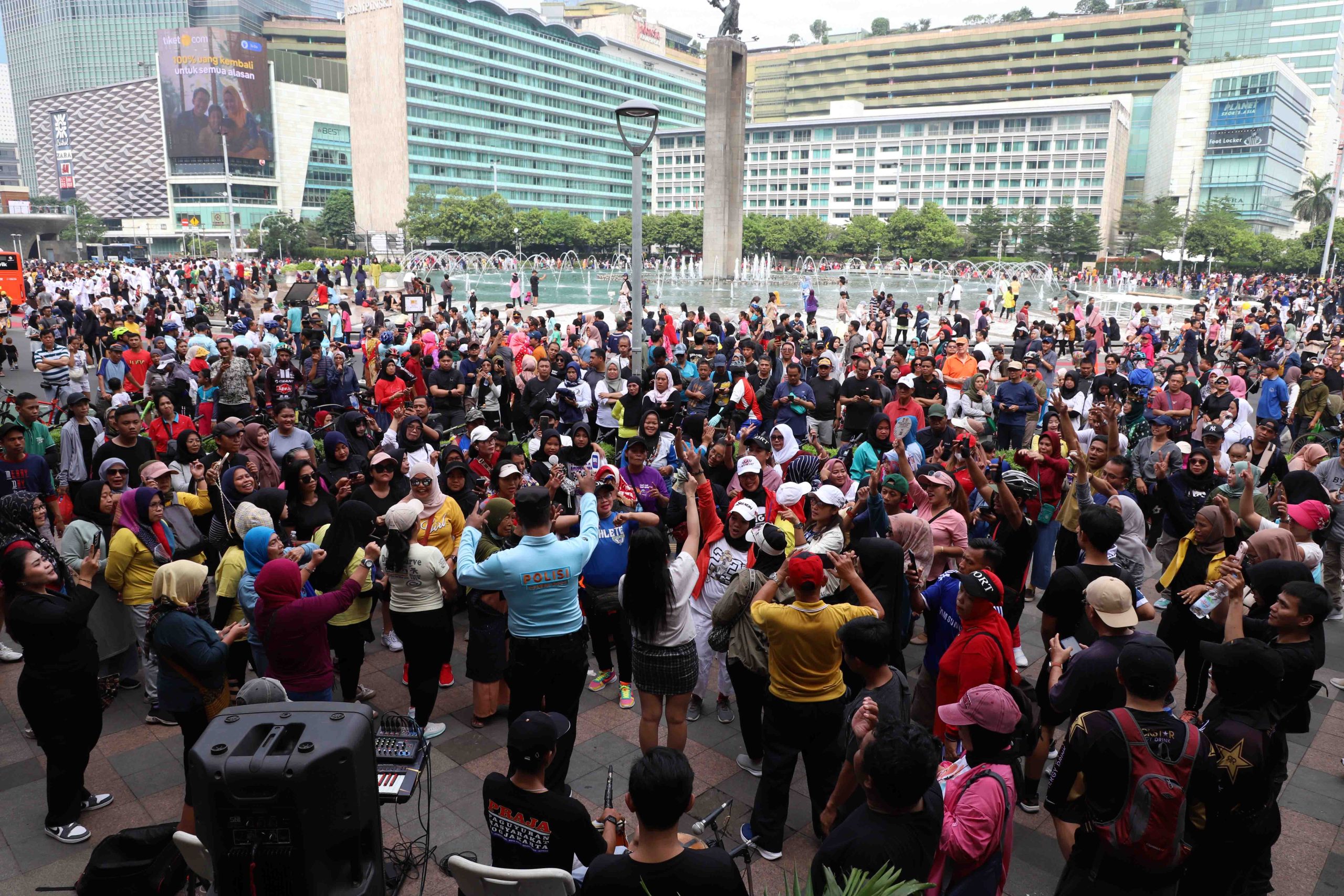 Polisi duta wisata Jakarta, menyajikan hiburan kepada warga DKI yang sedang menikmati suasana car free day, Minggu pagi, 26 Mei 2024, di Bundaran Hotel Indonesia (HI).