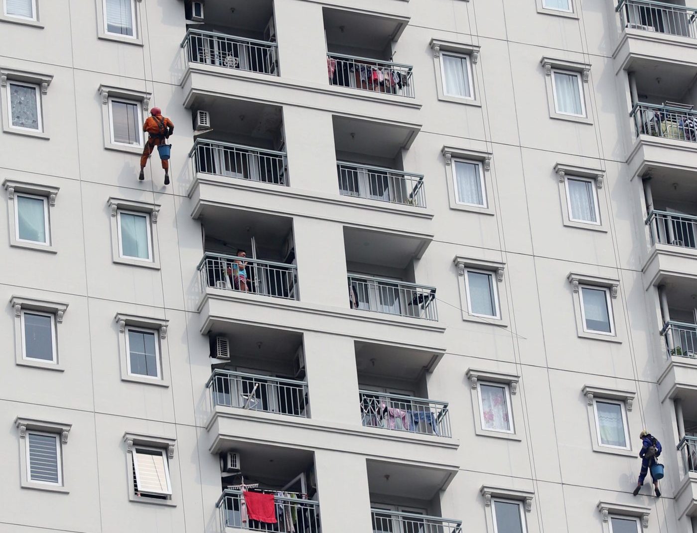 Pekerja dengan Risiko Tinggi
Pekerja sedang melakukan perawatan pembersihan kaca apartement di daerah Kemayoran, Jakarta Pusat, Selasa, 18 Juni 2024. Petugas pembersih kaca gedung / apartemen adalah pekerja dengan risiko tinggi yang seharusnya wajib di cover oleh asuransi. | Foto: Media Asuransi/Arief Wahyudi