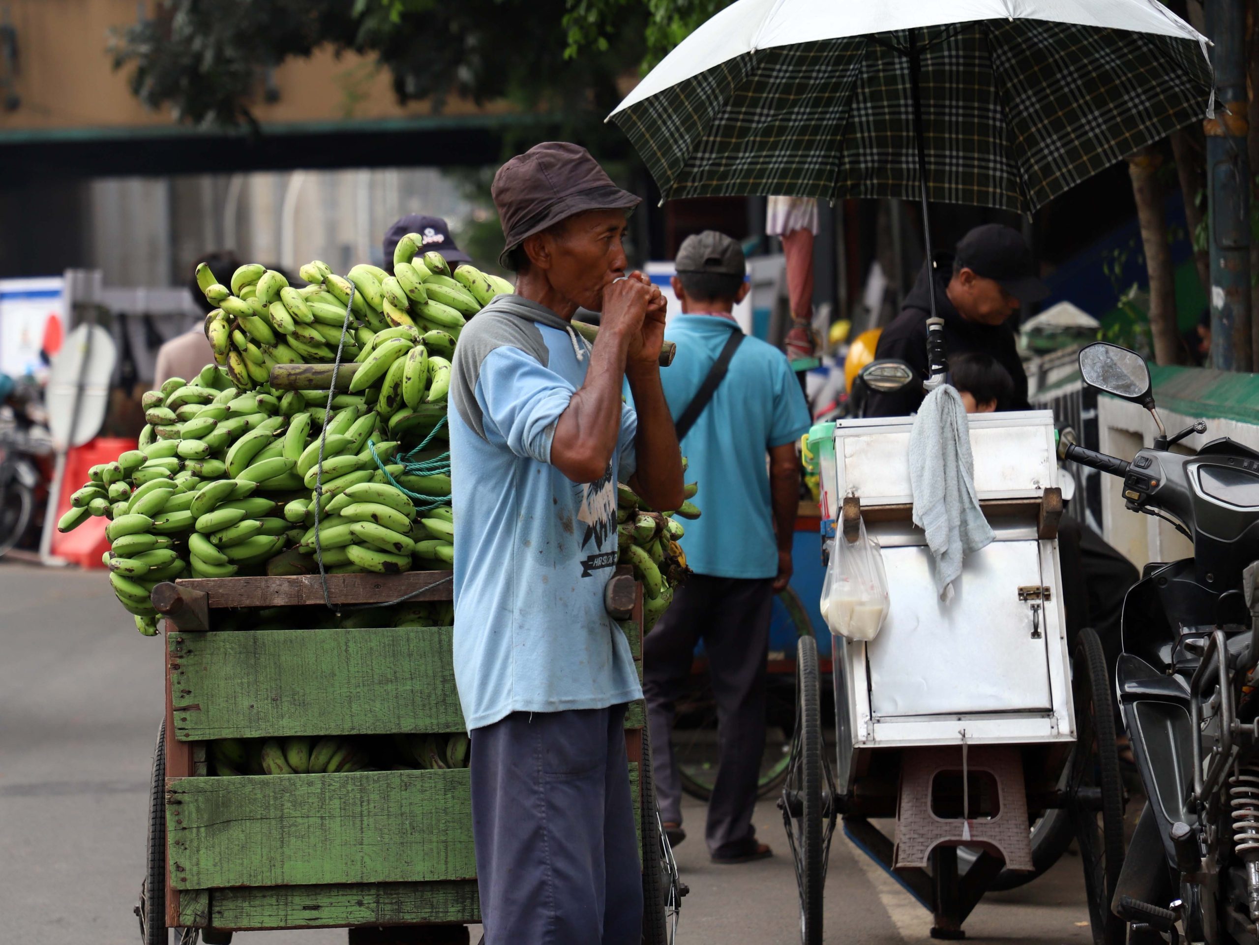 Tetap Ditarik Walau Sedang Tak Menarik
Penjual pisang beristirahat di pinggir jalan Raya Cipulir, Cileduk, Sabtu, 1 Juni 2024, di sela perjalanannya mengantar dagangan. Sejumlah pedagang pisang di Pasar Kebayoran Lama mengeluhkan penjualannya menurun. | Foto: Media Asuransi/Arief Wahyudi