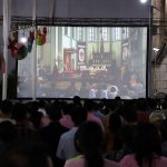 Umat kristiani mengikuti ibadah natal dengan penuh khidmat di Gereja Katedral, Jakarta. Walaupun hanya bisa mengikuti ibadah dari luar gedung utama, umat kristiani tetap menjalankan ibadah dengan penuh ke khusuyuan. | Foto: Media Asuransi/Arief Wahyudi