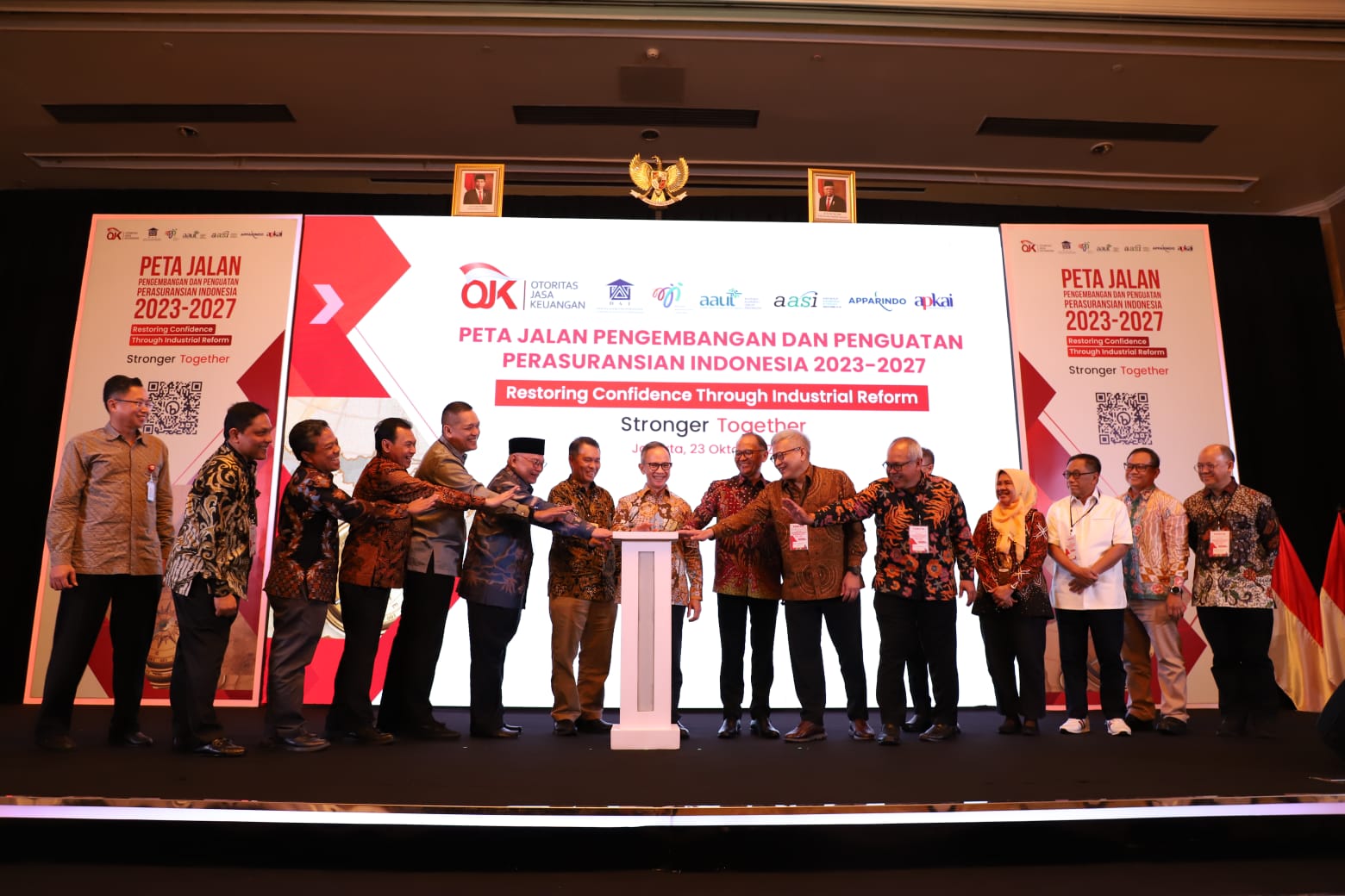 Peluncurkan Roadmap Perasuransian 2023-2027, di Jakarta, Senin, 23 Oktober 2023. | Foto: Arief Wahyudi