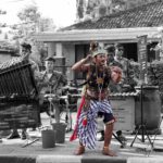 Saat kesempatan seniman jalanan untuk tampil dalam sebuah panggung atau pertunjukan resmi tidak memungkinkan, mereka bisa tetap menyalurkannya di tempat umum, bahkan di jalan sekalipun. | Foto: Arief Wahyudi