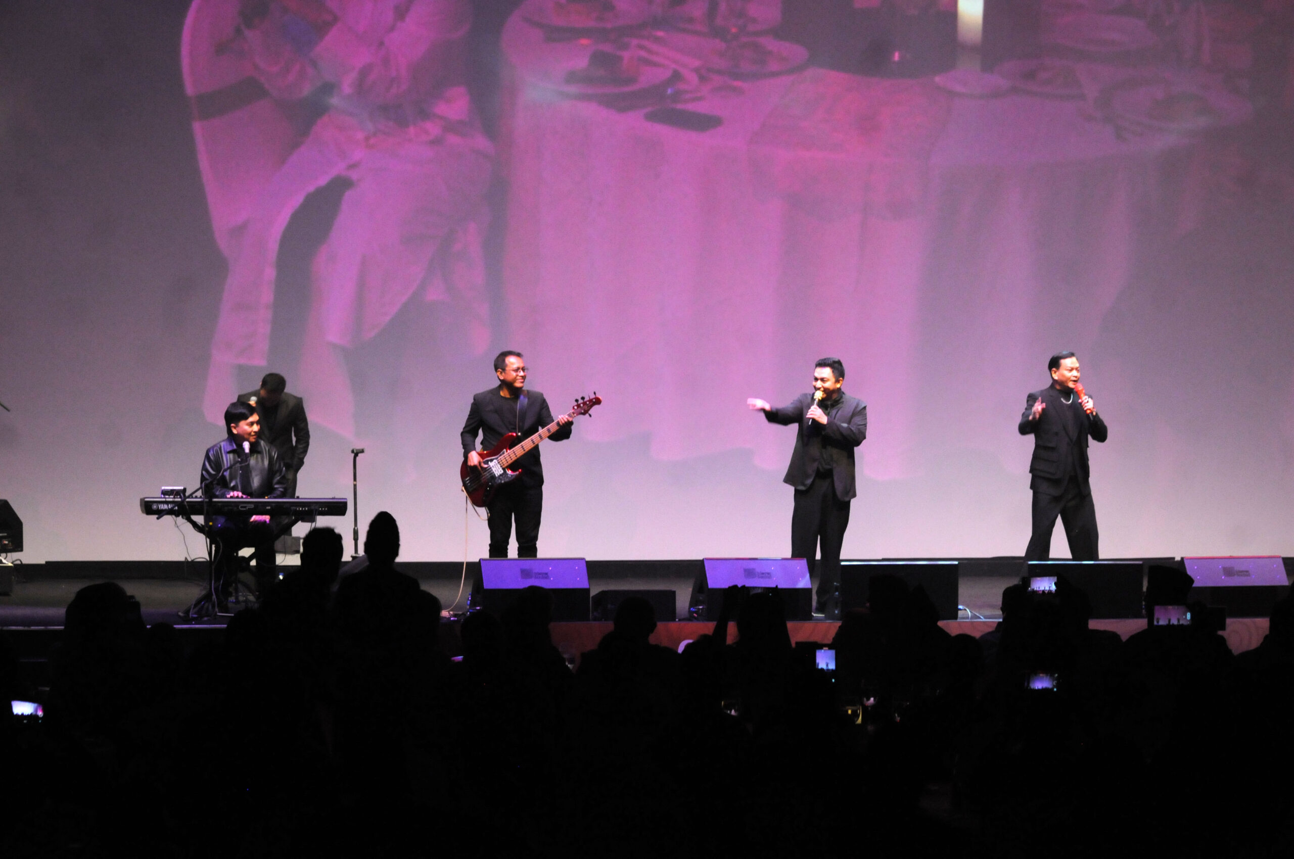 Grup Musik Kahitna melakukan konser pada acara APPARINDO Award 2023 di Jakarta, 24 November 2023. | Foto: Arief Wahyudi