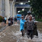 Hindari Banjir, Manfaatkan Jasa Perahu Gerobak. | Foto: Media Asuransi/Arief Wahyudi