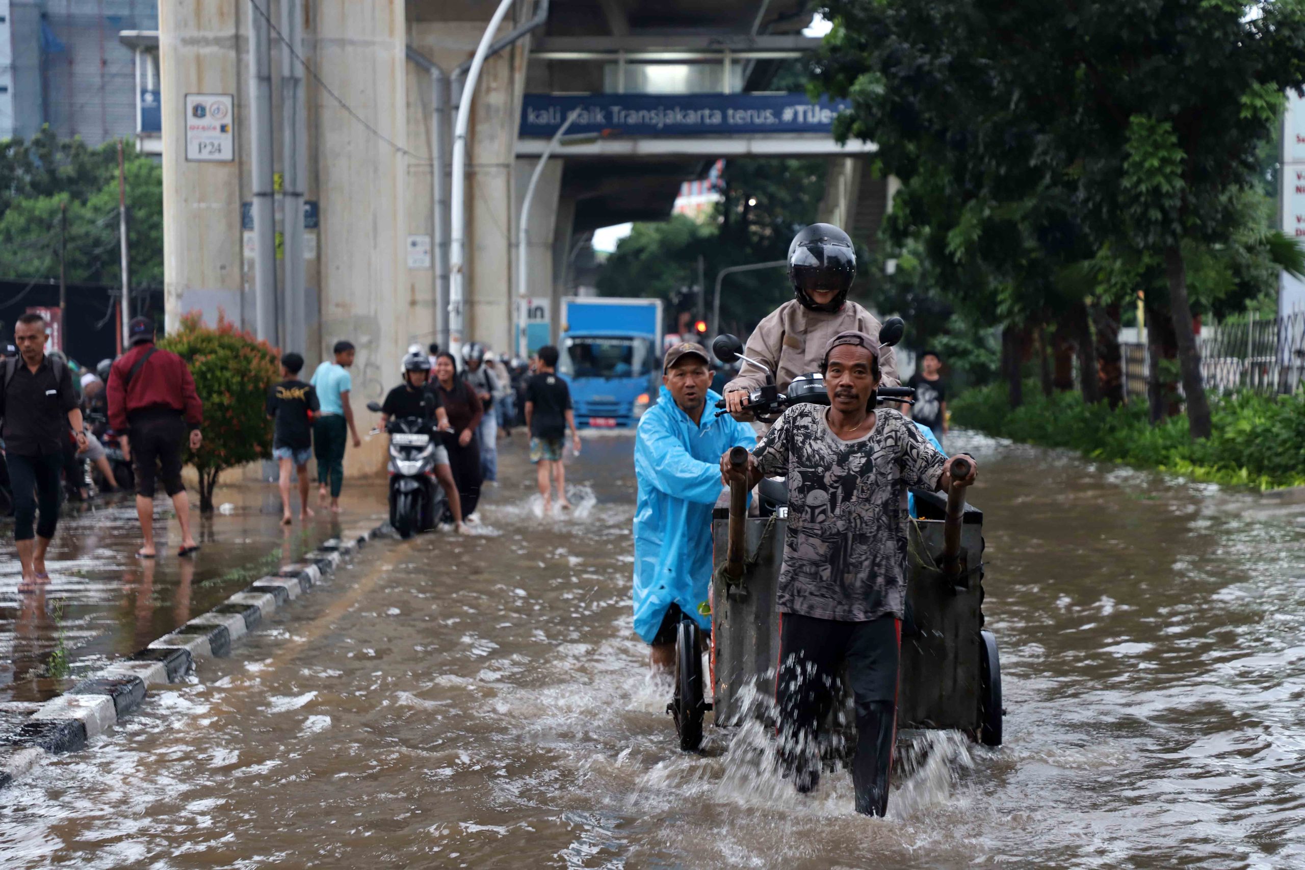 Hindari Banjir, Manfaatkan Jasa Perahu Gerobak. | Foto: Media Asuransi/Arief Wahyudi