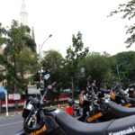 Sejumlah kendaraan polisi berderet di depan Gereja Katedral, Jakarta, Minggu, 24 Desember 2023. | Foto: Arief Wahyudi