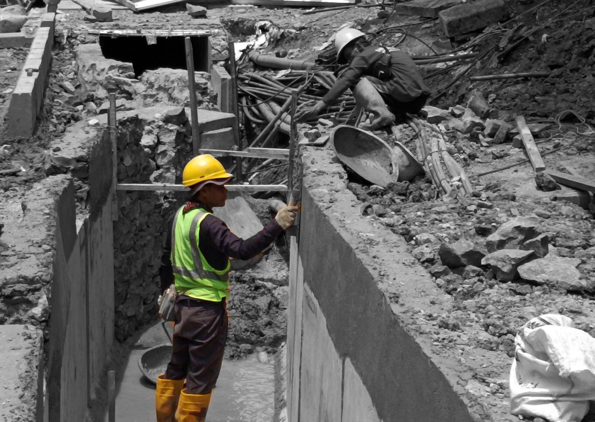 Pekerja mengerjakan proyek galian saluran air dan kabel di Jalan HR Rasuna Said, Jakarta Selatan. Proyek galian air dan kabel di Jalan HR Rasuna Said bertujuan untuk memperlancar sistem drainase agar tidak terjadi genangan air atau banjir saat musim hujan. | Foto: Media Asuransi/Arief Wahyudi