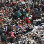 Mengais Asa dari Tumpukan Sampah. | Foto: Arief Wahyudi