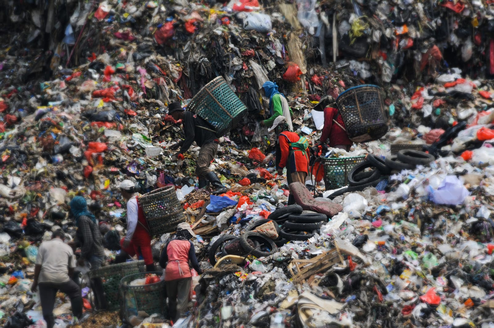 Mengais Asa dari Tumpukan Sampah. | Foto: Arief Wahyudi