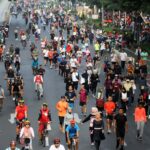 Aktivitas masyarakat di Minggu pagi, 6 Agustus 2023, saat diberlakukankannya car free day (CFD) sepanjang Jalan Jenderal Sudirman-MH Thamrin, Jakarta. | Foto: Arief Wahyudi