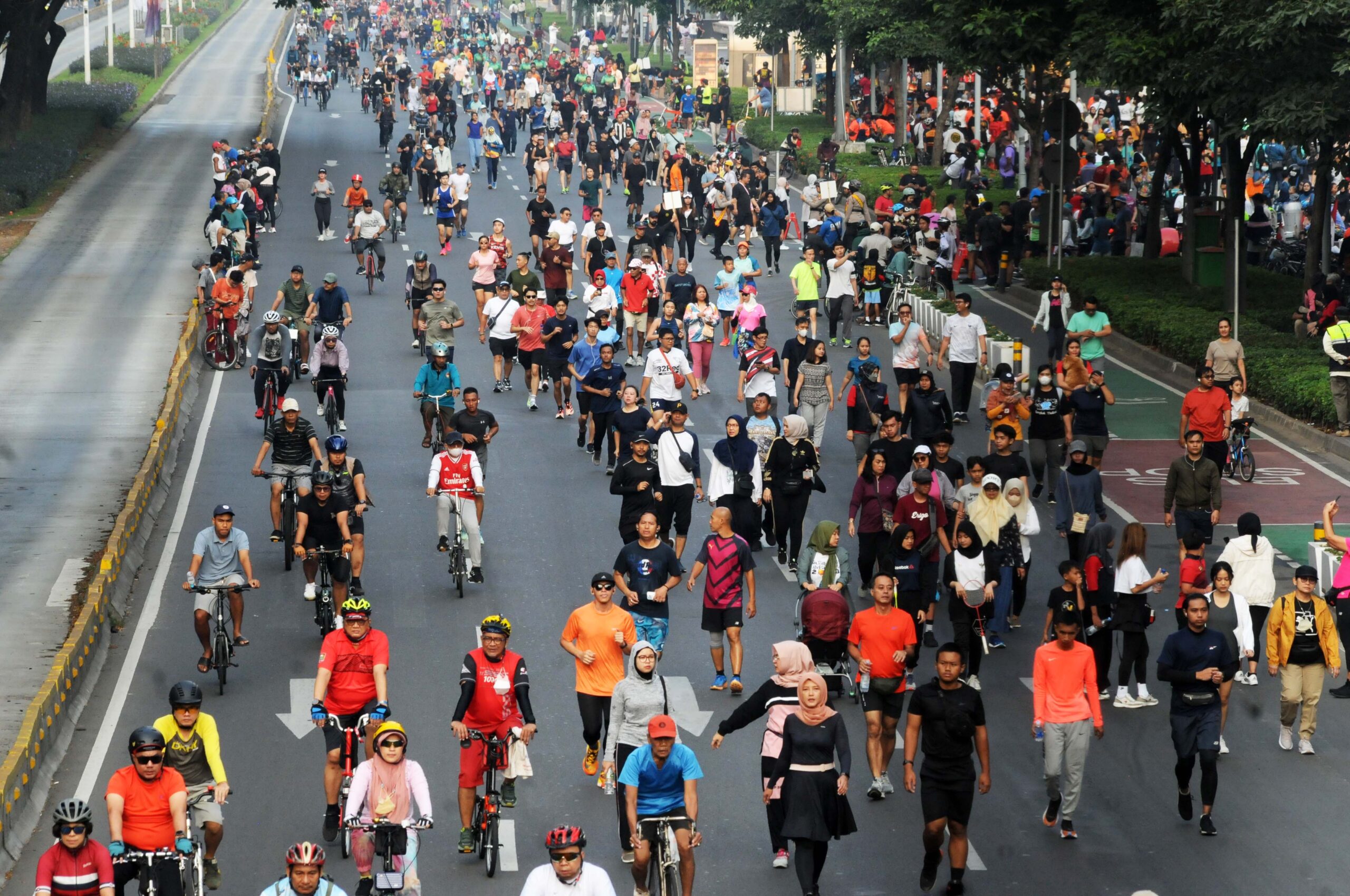Aktivitas masyarakat di Minggu pagi, 6 Agustus 2023, saat diberlakukankannya car free day (CFD) sepanjang Jalan Jenderal Sudirman-MH Thamrin, Jakarta. | Foto: Arief Wahyudi