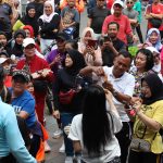 Peserta car free day sedang menikmati hiburan.