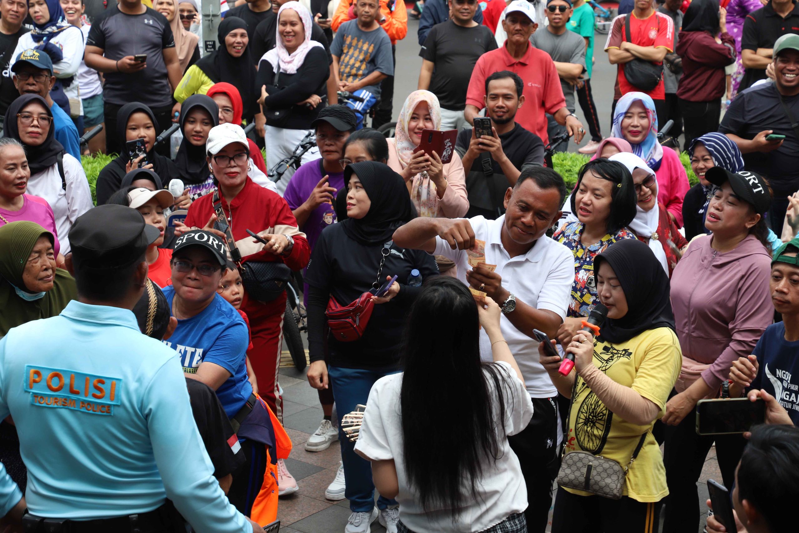 Peserta car free day sedang menikmati hiburan.