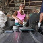 Pekerja pembuatan genting beton di Parung, Bogor, Jawa Barat, sedang memproduksi genting beton, Jumat, 12 Januari 2024. | Foto Arief Wahyudi