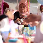 Seorang Ibu sedang menghitung uang dari hasil jualannya pada acara P5 di salah satu Sekolah Dasar Negeri di Jakarta Selatan, beberapa waktu lalu. Projek Penguatan Profil Pelajar Pancasila (P5) adalah sebuah kegiatan kokurikuler yang berfokus pada pendekatan proyek untuk memperkuat upaya dalam mencapai kompetensi dan karakter yang sesuai dengan Profil Pelajar Pancasila yang didasarkan pada Standar Kompetensi Lulusan (SKL). | Foto: Media Asuransi/Arief Wahyudi