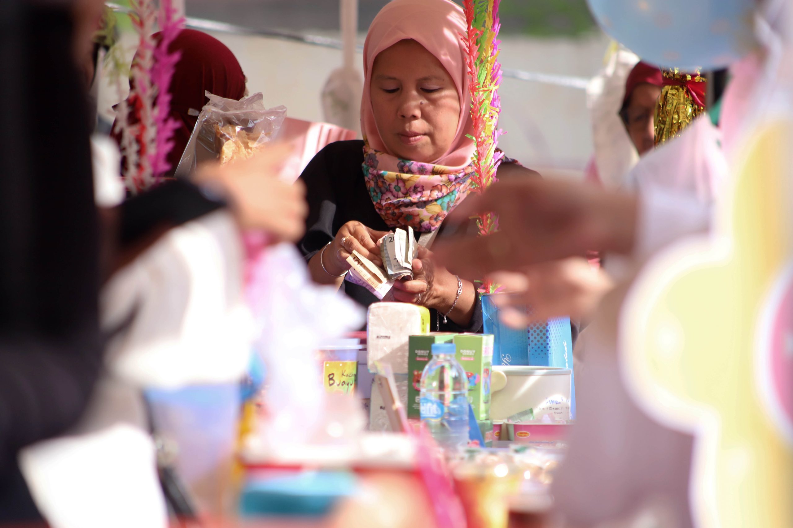 Seorang Ibu sedang menghitung uang dari hasil jualannya pada acara P5 di salah satu Sekolah Dasar Negeri di Jakarta Selatan, beberapa waktu lalu. Projek Penguatan Profil Pelajar Pancasila (P5) adalah sebuah kegiatan kokurikuler yang berfokus pada pendekatan proyek untuk memperkuat upaya dalam mencapai kompetensi dan karakter yang sesuai dengan Profil Pelajar Pancasila yang didasarkan pada Standar Kompetensi Lulusan (SKL). | Foto: Media Asuransi/Arief Wahyudi