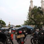 Aparat keamanan yang terdiri dari mulai dari polisi, TNI, dan Satpol PP melakukan pengamanan dan sterilisasi di depan gereja Katedral, Jakarta saat perayaan Natal 2023. | Foto: Arief Wahyudi