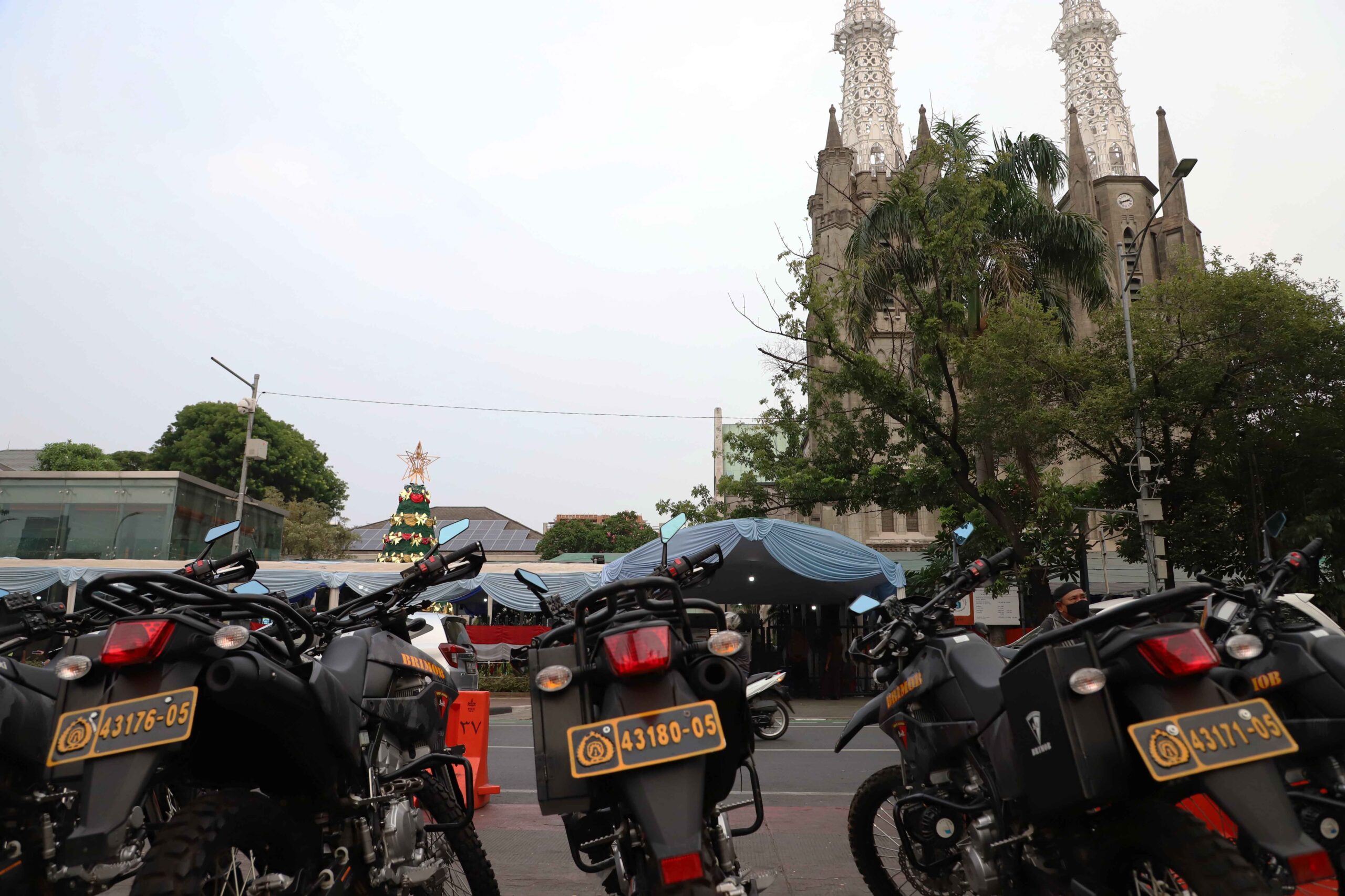 Aparat keamanan yang terdiri dari mulai dari polisi, TNI, dan Satpol PP melakukan pengamanan dan sterilisasi di depan gereja Katedral, Jakarta saat perayaan Natal 2023. | Foto: Arief Wahyudi