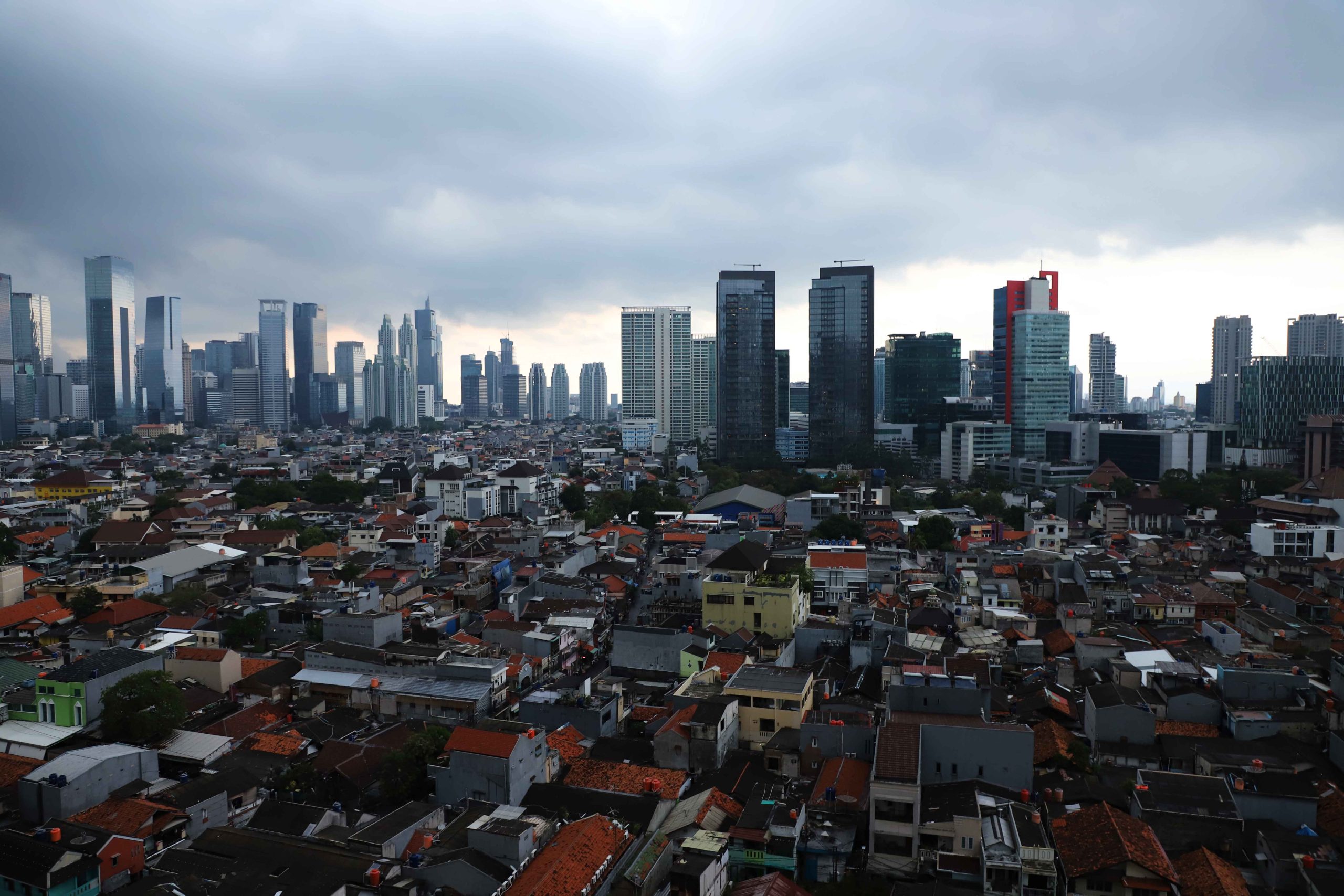 Sebagian wilayah Jakarta pada sore hari, Selasa 5 November 2024 diselimuti awan gelap. Sebagian wilayah Jakarta juga diguyur hujan lebat yang mengakibatkan banjir. | Foto: Media Asuransi/Arief Wahyudi