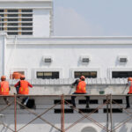 Sejumlah pekerja dari Dinas Cipta Karya, Tata Ruang dan Pertanahan (DCKTRP) Pemprof DKI Jakarta, sedang melakukan perbaikan pada gedung tua di kawasan Kota Tua, Jakarta Barat, Rabu, 28 Juli 2023. | Foto: Arief Wahyudi