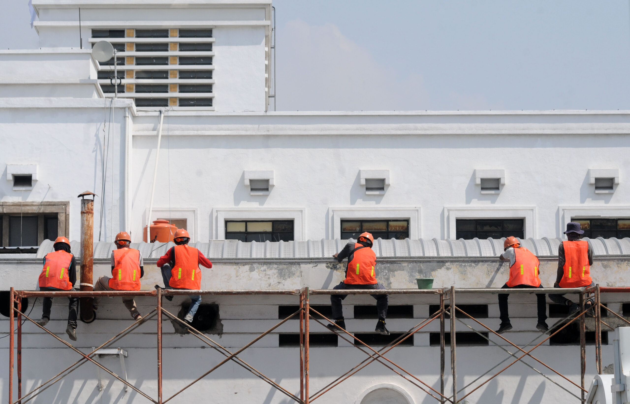 Sejumlah pekerja dari Dinas Cipta Karya, Tata Ruang dan Pertanahan (DCKTRP) Pemprof DKI Jakarta, sedang melakukan perbaikan pada gedung tua di kawasan Kota Tua, Jakarta Barat, Rabu, 28 Juli 2023. | Foto: Arief Wahyudi
