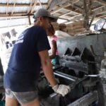 Para pengrajin dapat memproduksi sampai 1.000 genting dalam sehari, yang dikerjakan secara semi manual. | Foto: Arief Wahyudi