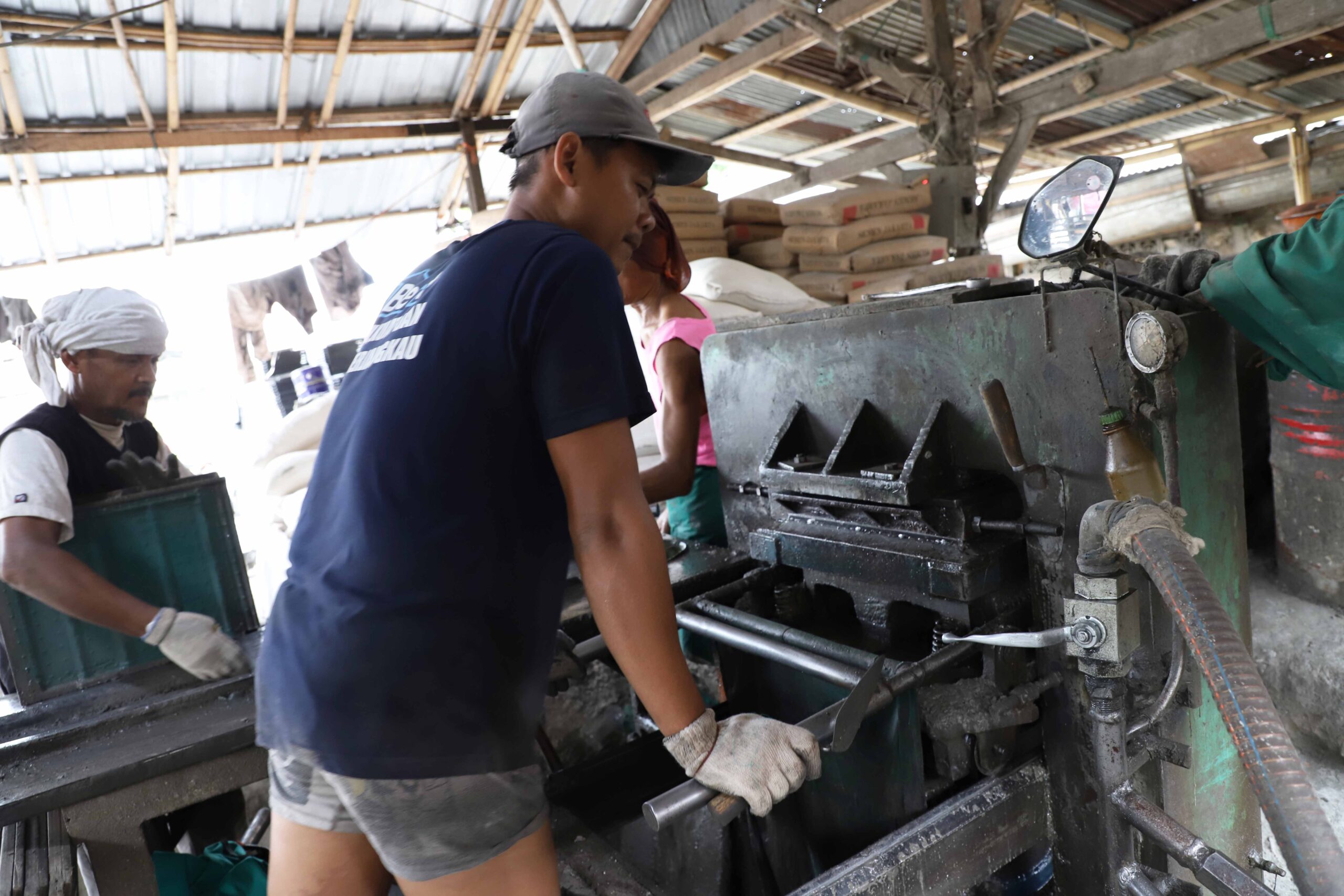 Para pengrajin dapat memproduksi sampai 1.000 genting dalam sehari, yang dikerjakan secara semi manual. | Foto: Arief Wahyudi