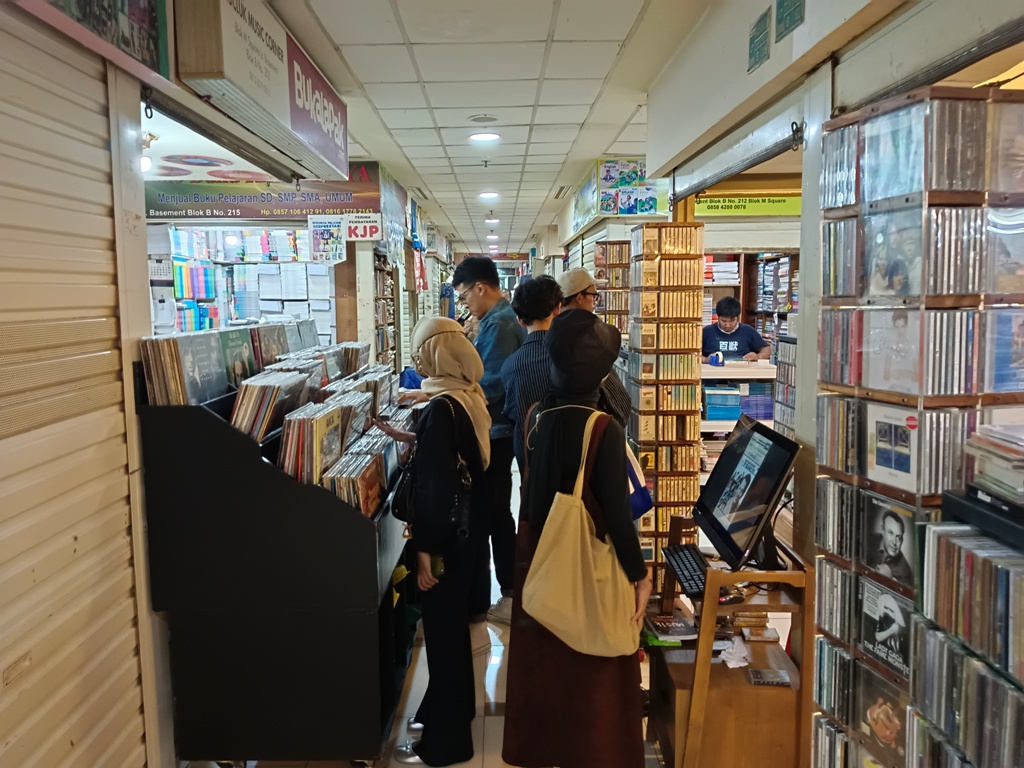 Bagi para pencinta musik jadul, basement Blok M Square menjadi 'surga' para pemburu kaset. | Foto: Media Asuransi/Arief Wahyudi