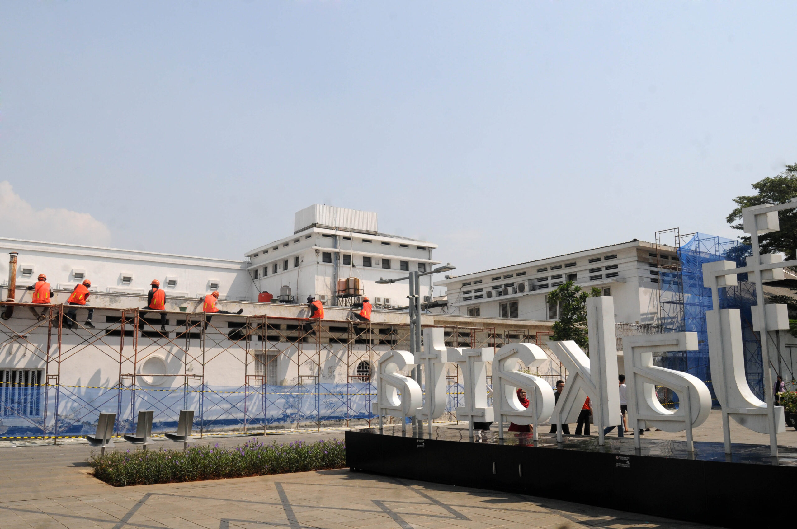 Dinas Cipta Karya, Tata Ruang dan Pertanahan (DCKTRP) Pemprof DKI Jakarta, sedang melakukan perbaikan pada gedung tua di kawasan Kota Tua, Jakarta Barat, Rabu, 28 Juli 2023. | Foto: Arief Wahyudi