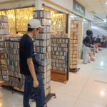 Para pecinta musik lawas dapat menemukan lebih dari 20 kios yang menjual CD, kaset pita, dan piringan hitam di tempat ini. | Foto: Media Asuransi/Arief Wahyudi