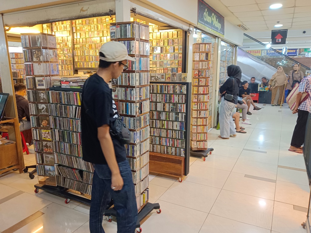 Para pecinta musik lawas dapat menemukan lebih dari 20 kios yang menjual CD, kaset pita, dan piringan hitam di tempat ini. | Foto: Media Asuransi/Arief Wahyudi