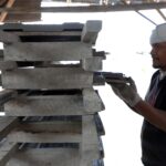 Proses pencetakan genting. | Foto: Arief Wahyudi