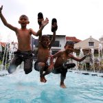 Sejumlah anak bermain di kolam taman di Jalan Pasar Baru, Kelurahan Pasar Baru, Kecamatan Sawah Besar, Jakarta Pusat, Selasa, 18 Februari 2025. Kurangnya lahan bermain di Ibu Kota menyebabkan banyak anak-anak yang menggunakan fasilitas ruang terbuka untuk bermain walaupun tidak sesuai dengan peruntukannya. | Foto: Media Asuransi/Arief Wahyudi