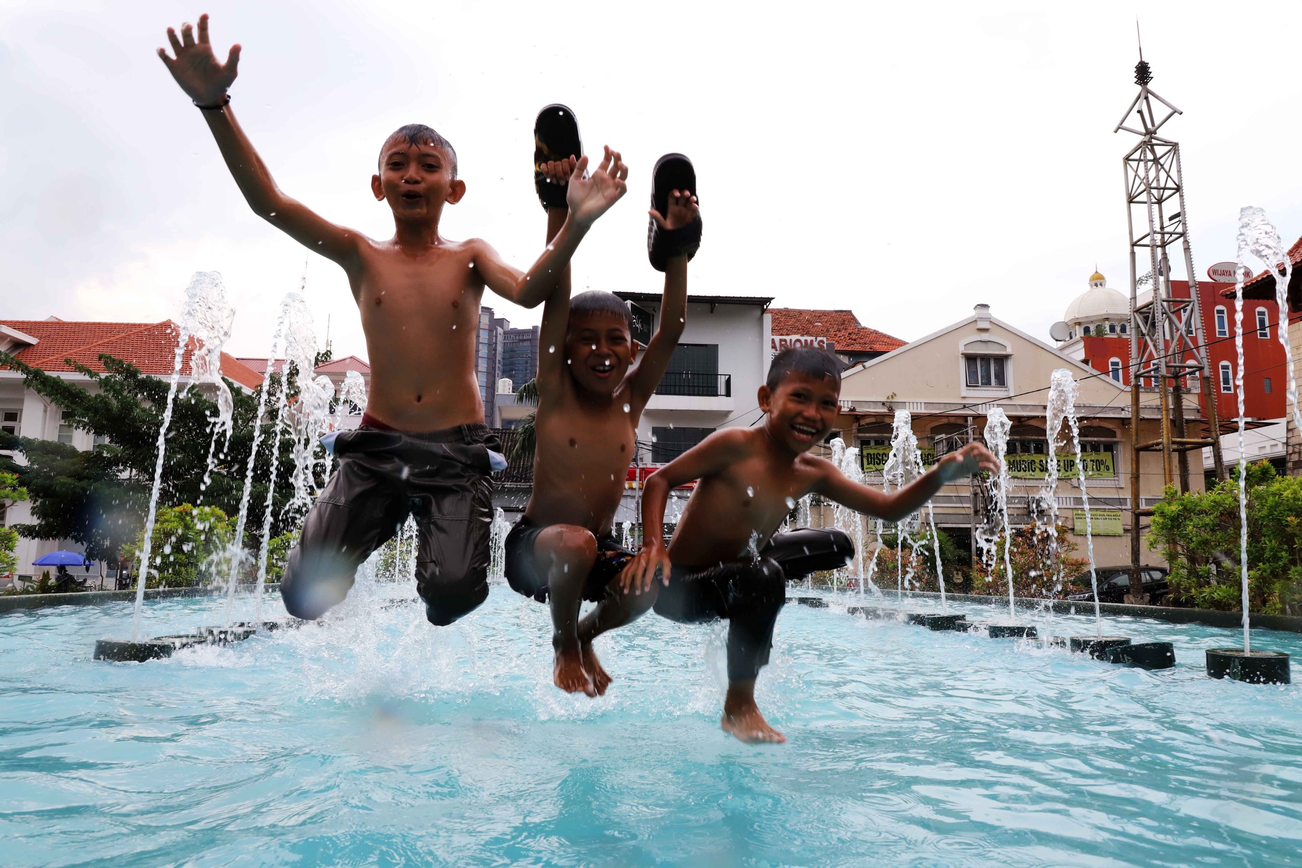 Sejumlah anak bermain di kolam taman di Jalan Pasar Baru, Kelurahan Pasar Baru, Kecamatan Sawah Besar, Jakarta Pusat, Selasa, 18 Februari 2025. Kurangnya lahan bermain di Ibu Kota menyebabkan banyak anak-anak yang menggunakan fasilitas ruang terbuka untuk bermain walaupun tidak sesuai dengan peruntukannya. | Foto: Media Asuransi/Arief Wahyudi