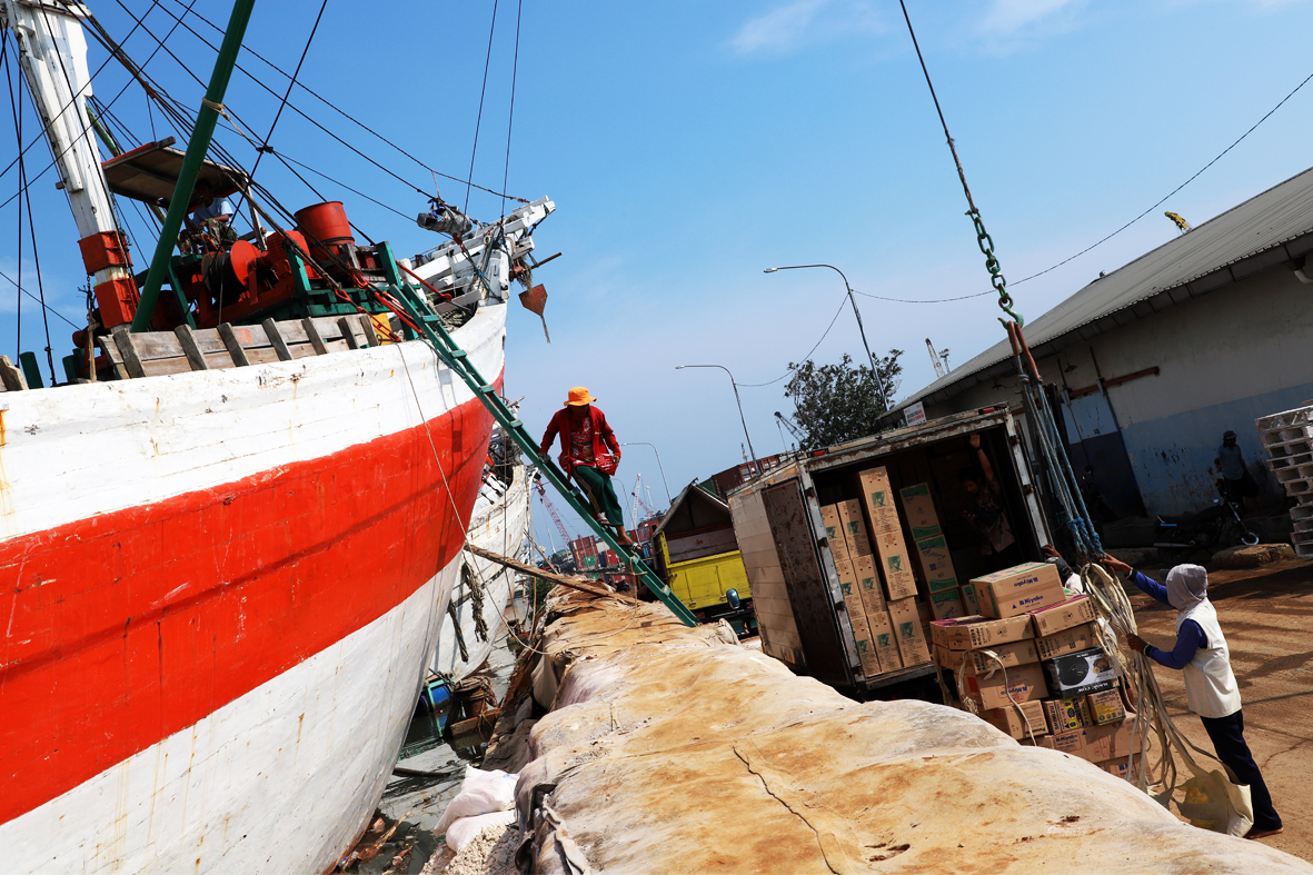 Pekerja melakukan bongkar-muat di Pelabuhan Sunda Kelapa, Jakarta Utara, beberapa waktu lalu. Aktivitas pelabuhan Sunda Kelapa terlihat tidak terlalu ramai setiap kali ada libur panjang, seperti libur memperingati Isra Mikraj Nabi Muhammad SAW pada Senin, 27 Januari 2025. Tahun Baru Imlek pada 29 Januari 2025. | Foto: Media Asuransi/Arief Wahyudi