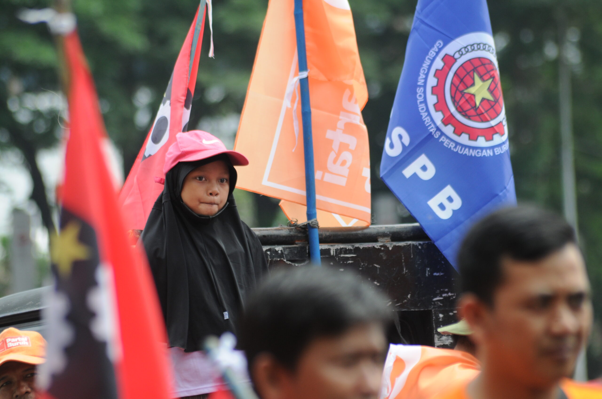 Seorang anak kecil diantara demo buruh yang terjadi pada 1 Mei 2023. | Foto: Arief Wahyudi