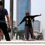 Seorang ibu sedang berswafoto di bundaran Hotel Indonesia, Thamrin, Jakarta pusat, Minggu, 21 Juli 2024, saat hari bebas kendaraan atau Car Free Day (CFD).
Selain dimanfaatkan sebagai sarana olah raga, lokasi CFD sepanjang jalan Sudirman-Thamrin juga menjadi ajang untuk berswafoto. | Foto: Media Asuransi/Arief Wahyudi