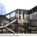 Sejumlah pekerja melakukan kegiatan pekerjaan peremajaan Halte Bus Transjakarta, Gatot Subroto Jamsostek, pada Sabtu, 13 Juli 2024. Proses revitalisasi sudah berlangsung sejak November 2023. | Foto: Media Asuransi/Arief Wahyudi