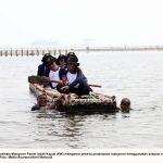 Pekerja Taman Ecowisata Mangrove. | Foto: Media Asuransi/Arief Wahyudi