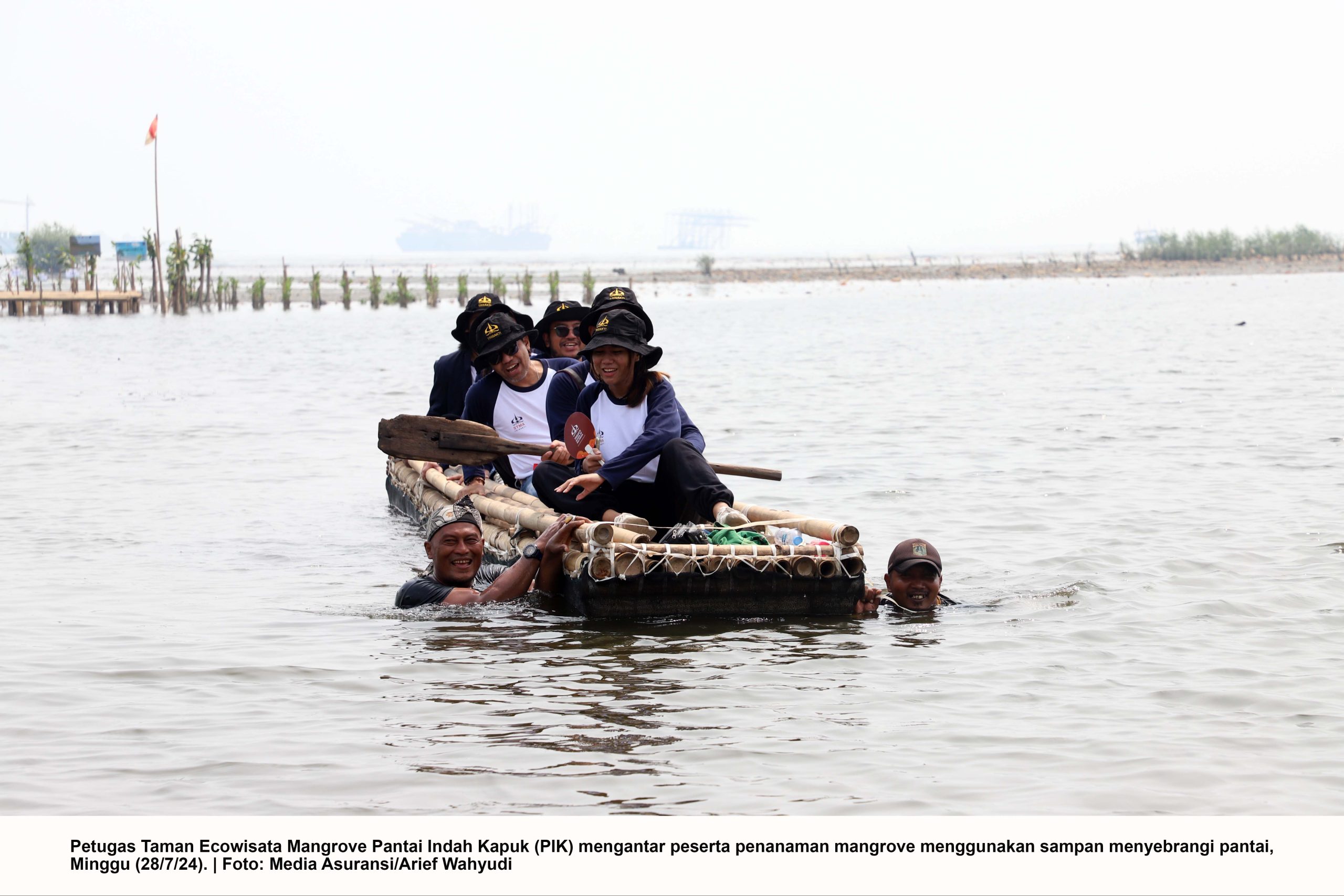 Pekerja Taman Ecowisata Mangrove. | Foto: Media Asuransi/Arief Wahyudi