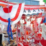 Penjual Atribut kemerdekaan di Pasar Kebayoran Lama, Jakarta Selatan. | Foto: Media Asuransi/Arief Wahyudi