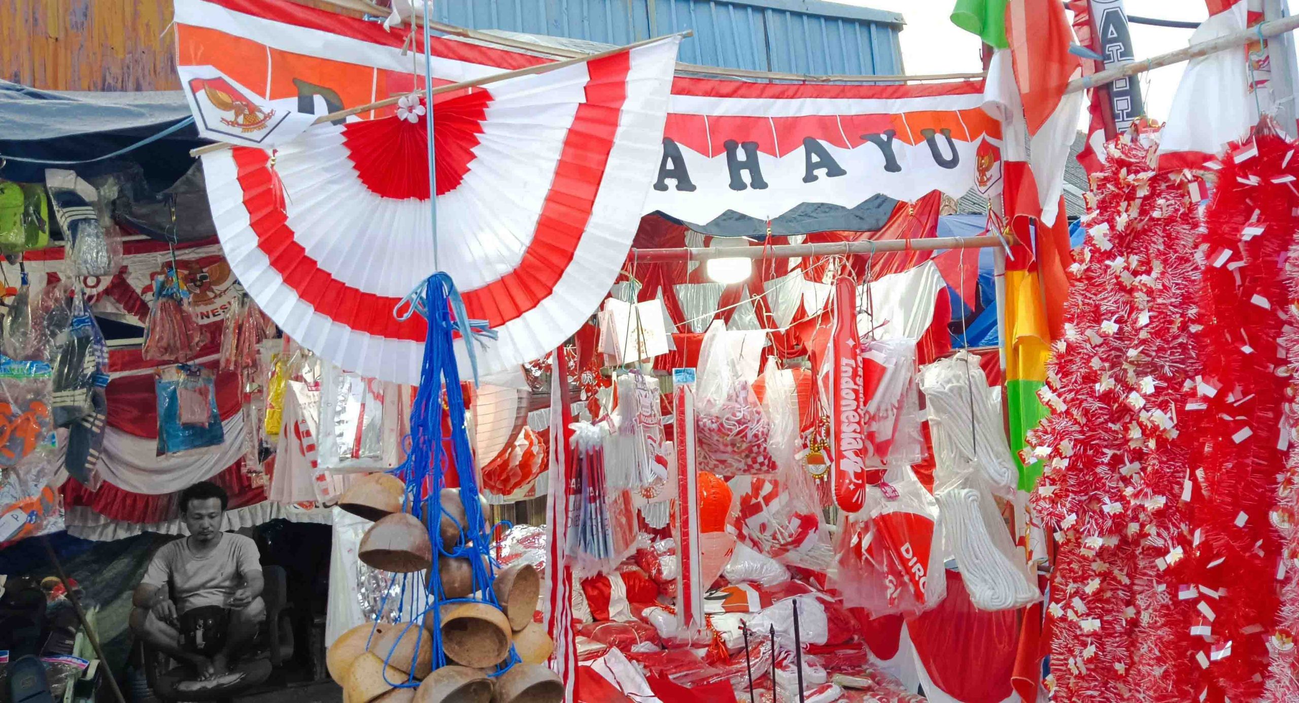 Penjual Atribut kemerdekaan di Pasar Kebayoran Lama, Jakarta Selatan. | Foto: Media Asuransi/Arief Wahyudi
