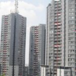 Sejumlah kamar apartemen di kawasan Epicentrum, Kuningan Jakarta Selatan, memasang bendera merah putih dalam rangka menyambut hari kemerdekaan RI ke-78. | Foto: Arief Wahyugi