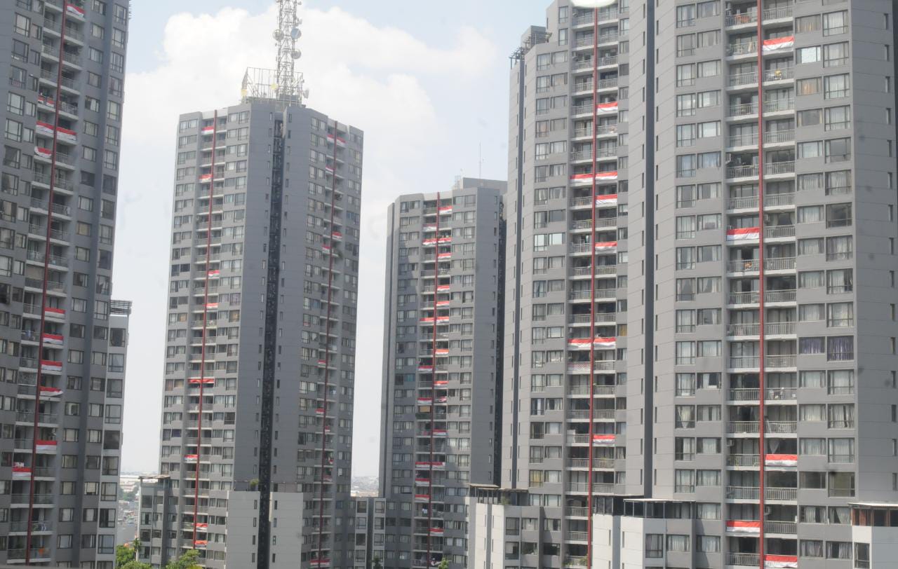 Sejumlah kamar apartemen di kawasan Epicentrum, Kuningan Jakarta Selatan, memasang bendera merah putih dalam rangka menyambut hari kemerdekaan RI ke-78. | Foto: Arief Wahyugi