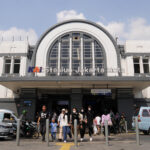 Warga ramai-ramai mengunjungi lokasi wisata di kawasan kota tua, Jakarta Barat, Rabu, 28 Juni 2023. Menyambut libur Iduladha 1444 H, cuti bersama yang dibarengi dengan libur sekolah, warga mengunjungi tempat-tempat wisata murah meriah di seputaran wilayah Jakarta, salah satunya adalah kawasan kota tua. | Foto: Arief Wahyudi