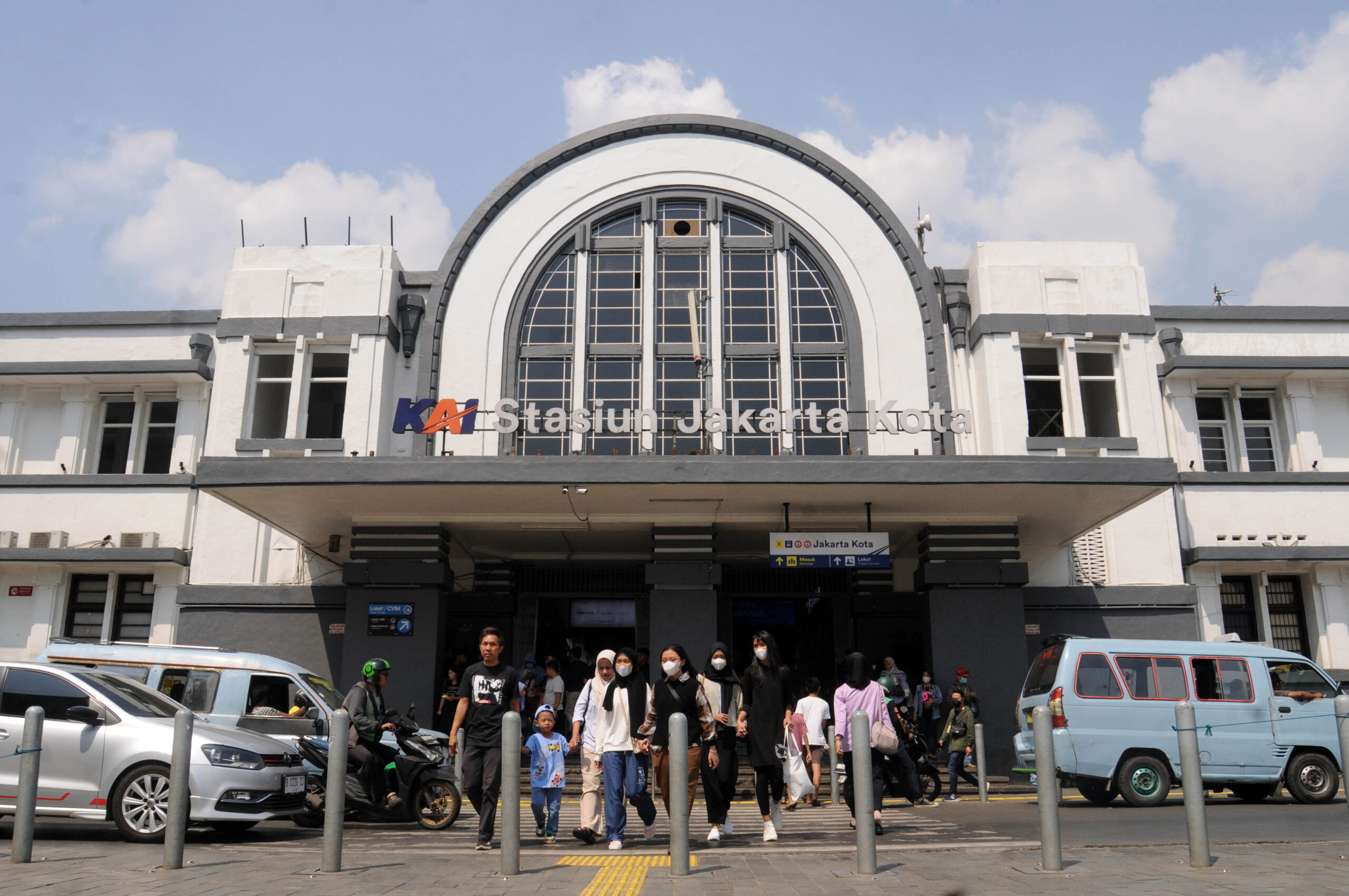 Warga ramai-ramai mengunjungi lokasi wisata di kawasan kota tua, Jakarta Barat, Rabu, 28 Juni 2023. Menyambut libur Iduladha 1444 H, cuti bersama yang dibarengi dengan libur sekolah, warga mengunjungi tempat-tempat wisata murah meriah di seputaran wilayah Jakarta, salah satunya adalah kawasan kota tua. | Foto: Arief Wahyudi