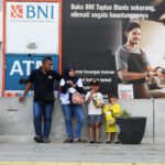 Warga ramai-ramai mengunjungi lokasi wisata di kawasan kota tua, Jakarta Barat, Rabu, 28 Juni 2023. Menyambut libur Iduladha 1444 H, cuti bersama yang dibarengi dengan libur sekolah, warga mengunjungi tempat-tempat wisata murah meriah di seputaran wilayah Jakarta, salah satunya adalah kawasan kota tua. | Foto: Arief Wahyudi